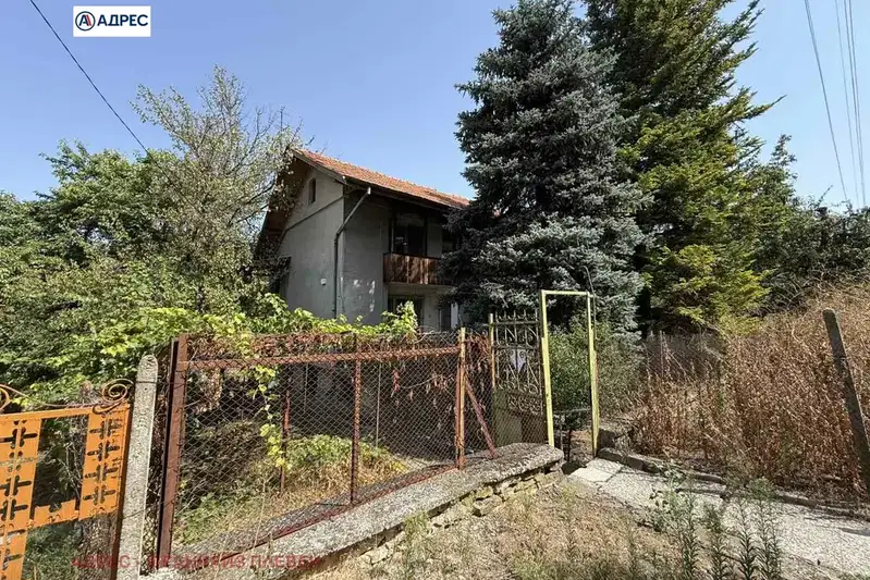 Двуетажна къща с двор в с. Пелишат, област Плевен
