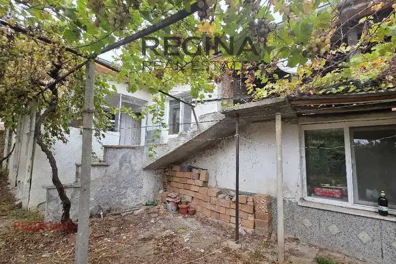 Къща с 3 стаи в с. Песнопой, област Пловдив, с двор и навес