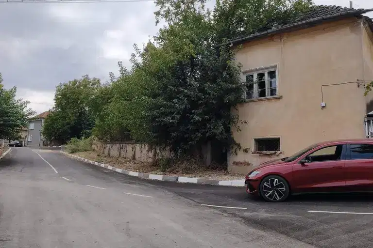 House with 3 rooms in Pisarovo village, Pleven region with yard