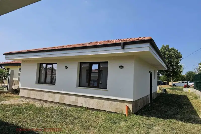 Нова 3-стаен къща с двор в с. Пожарево, област София