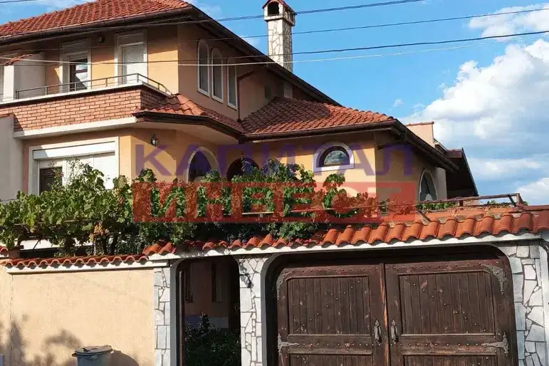 Къща с 3 спални в с. Покровник, област Благоевград с тераса