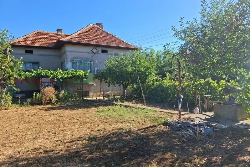 Къща с 5 стаи и гараж в с. Попица, област Враца
