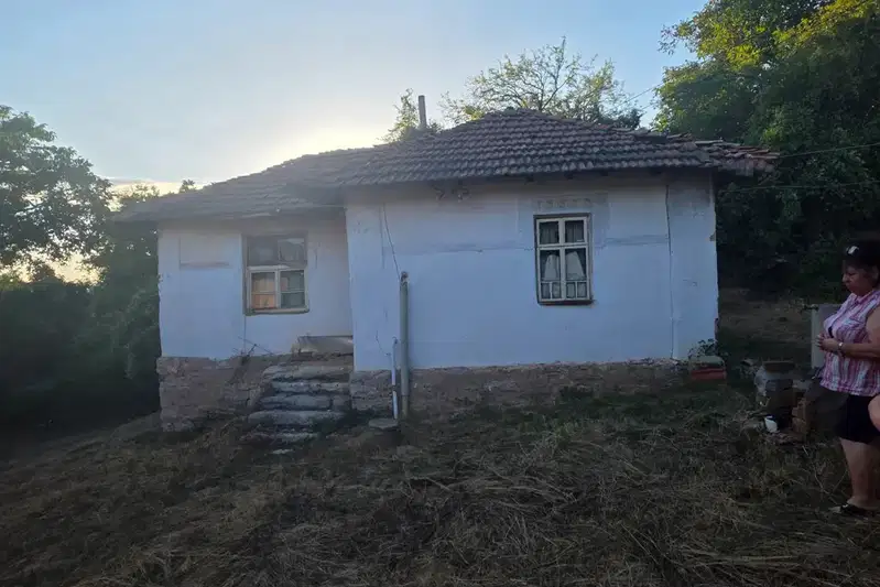 Къща 2-стаен в с. Равна, област София, с нужда от ремонт