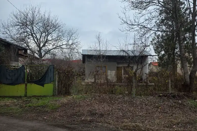 Малка къща с двор в с. Равно поле, област София