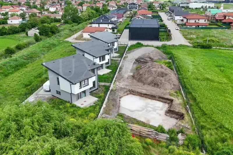 Самостоятелна къща с 3 спални в с. Равно поле, област София