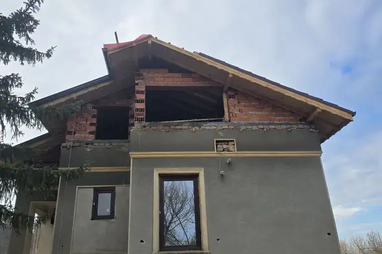 Къща с 6 стаи в с. Рибен, област Плевен с голям двор