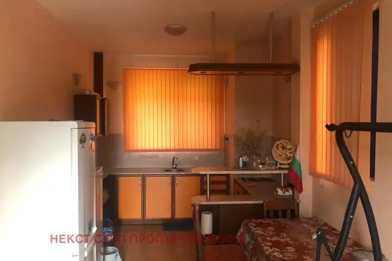 Къща с 3 спални в с. Рогачево с басейн и двор