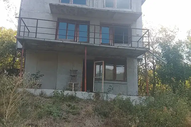 Масивна къща с двор в с. Рударци, област Перник