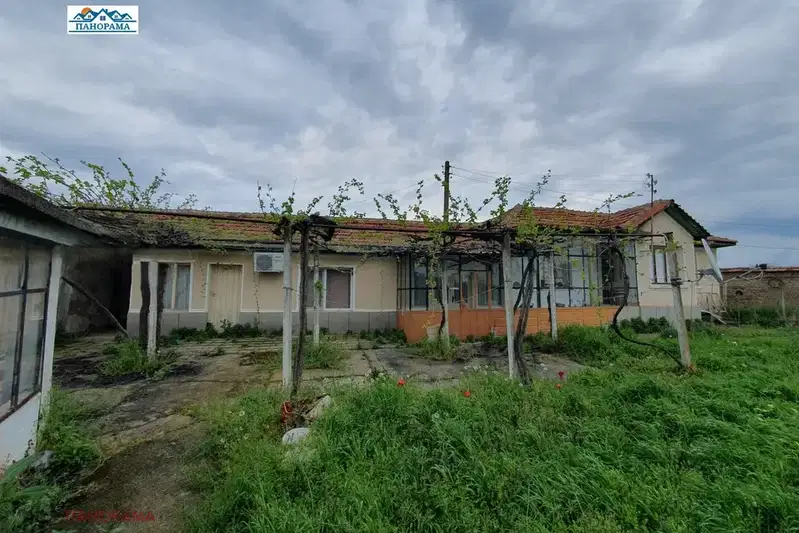 Къща с 2 стаи в с. Ръжево, област Пловдив с голям двор