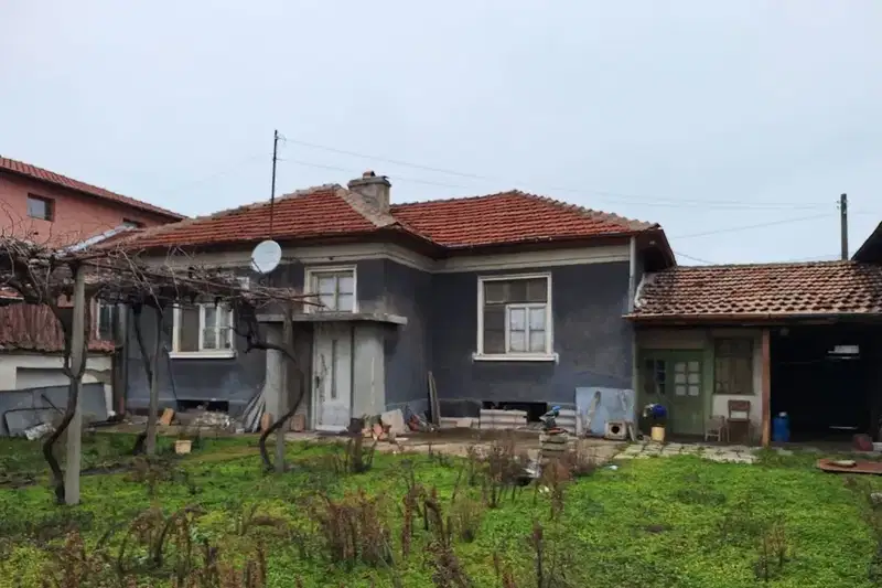 One-story house with 3 rooms in the center of Ruzhevo Konare village