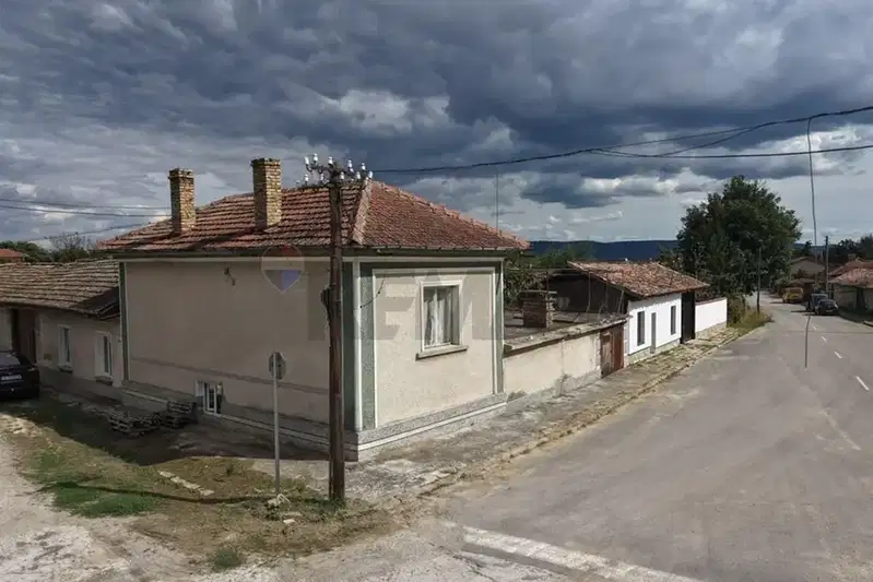 Къща с голям двор и стопански постройки в с. Салманово