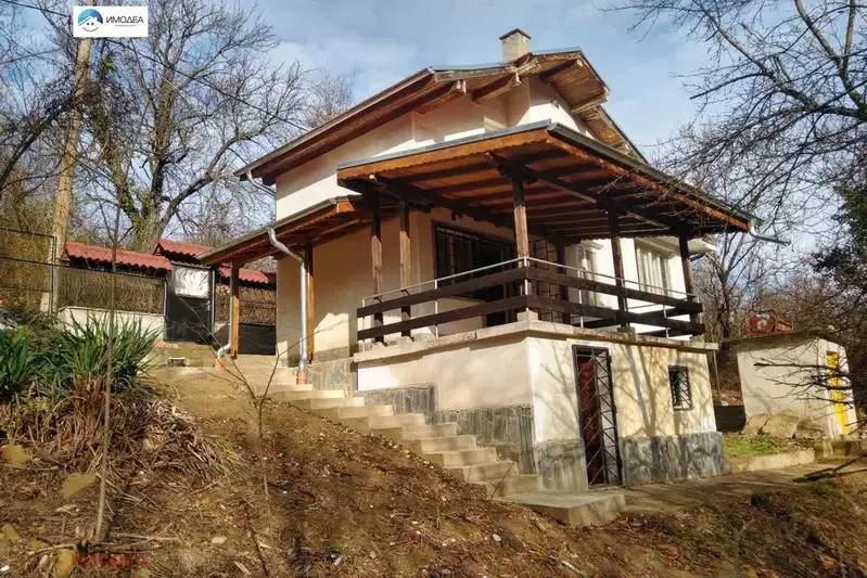 Къща с 4 стаи в с. Шодековци с южна веранда и тераса