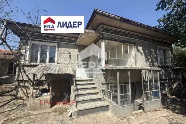 Масивна къща с гараж в с. Щръклево, област Русе