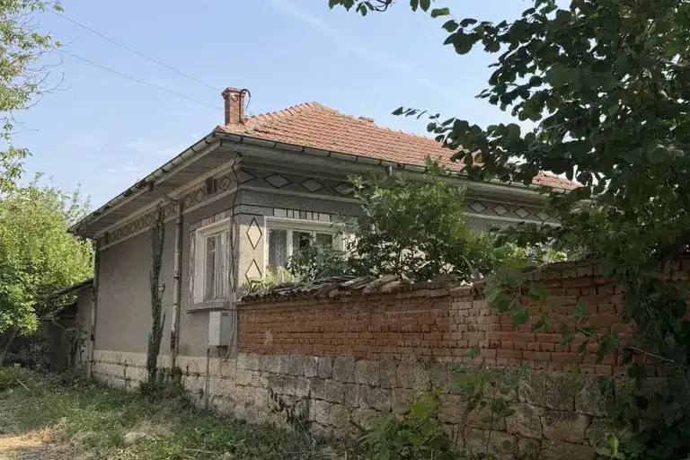 Къща с 3 стаи и гараж в с. Щръклево, област Русе