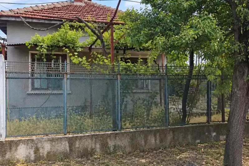 Къща с 3 стаи и голям двор в с. Скутаре, област Пловдив
