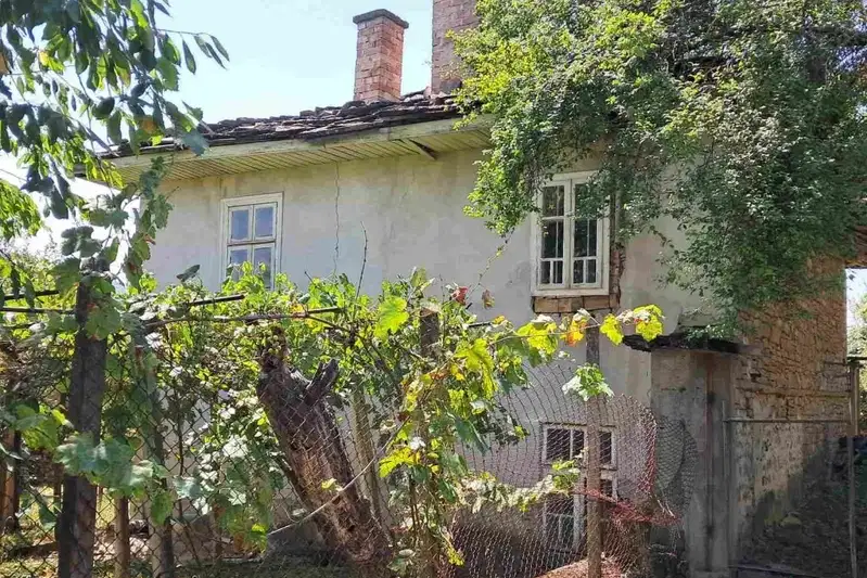 5-room house in Slaveykovo village, Gabrovo region, with yard and stone fence