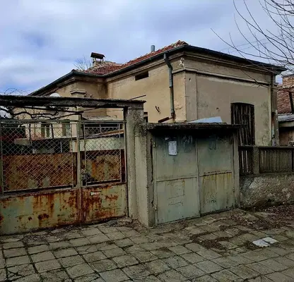 Снимка 2 — Две къщи с гараж и двор в с. Славовица, област Пазарджик