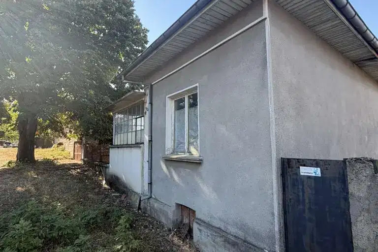 Двуетажна къща с 3 спални и голям двор в с. Соколово