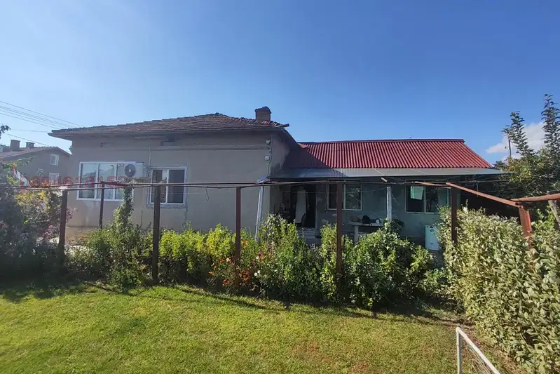 Къща с 4 стаи и голям двор в с. Соколово, област Добрич