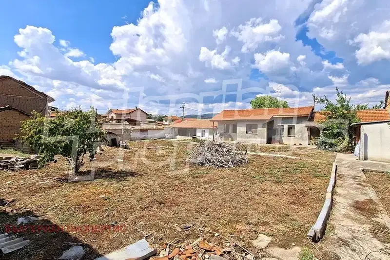 3-room house in Starosel village, Plovdiv region with large yard