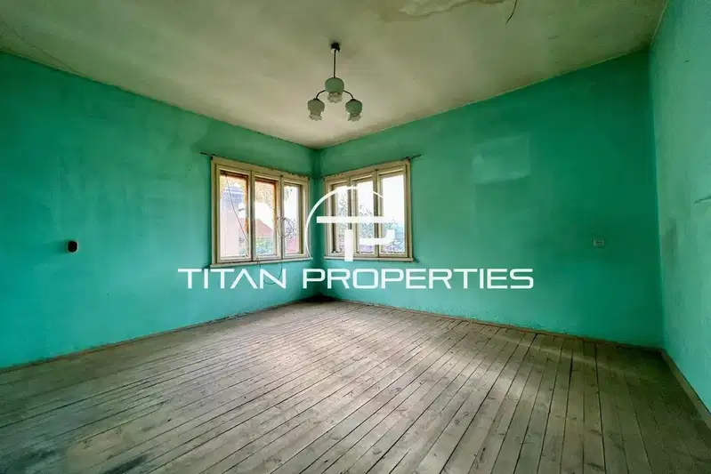 6-room house in Starosel village, Plovdiv region
