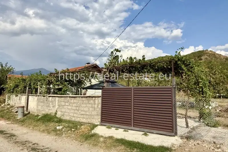House with 1000 sq m yard in Stob village, Kyustendil region