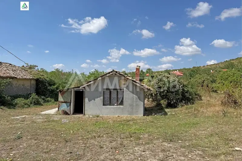Малка къща с парцел в с. Стоян Михайловски, област Шумен
