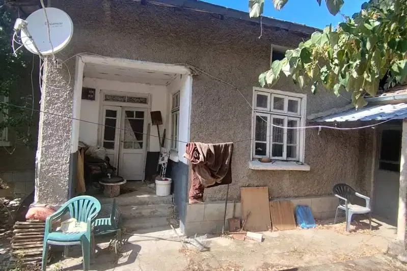 House with 1300 sq m yard in Strazha village, Targovishte region