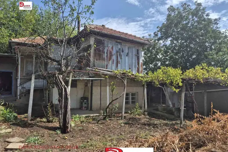 Two-storey house with yard in the village of Strelets, Veliko Tarnovo region