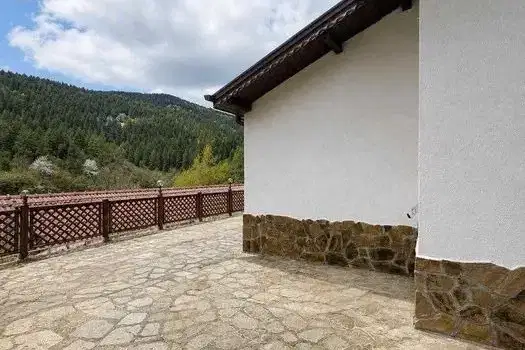 Къща с 3 стаи в с. Студена, област Перник с двор