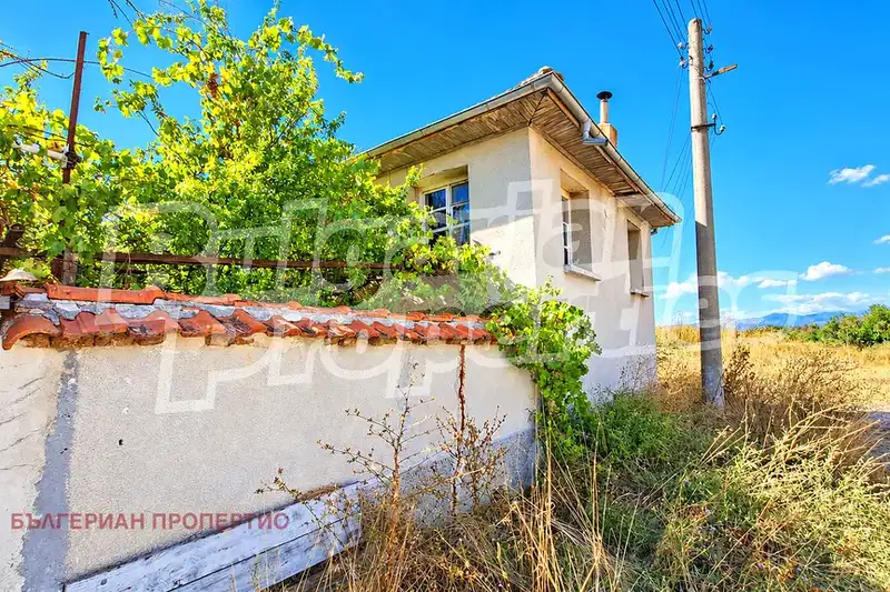 One-story house with yard in Suhozem village, Plovdiv region