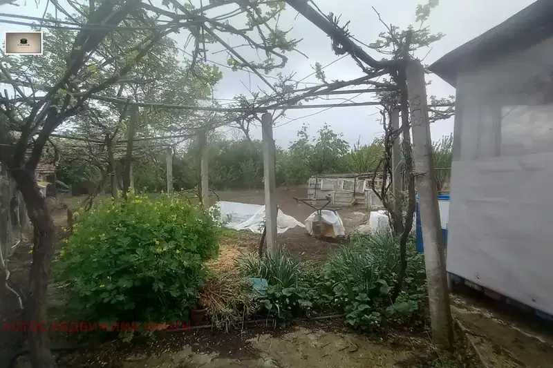 Къща с 2 стаи в с. Сушица, област Велико Търново с двор