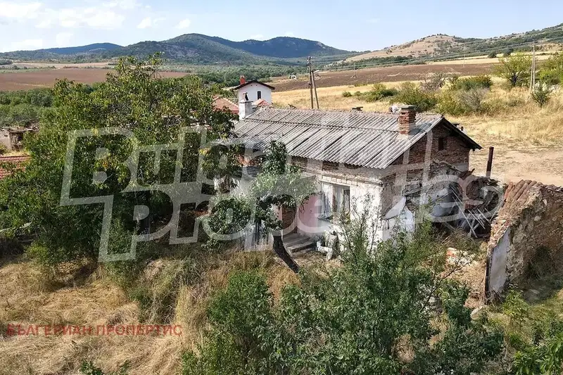 House with 2 rooms and large yard in Sărnevec village, Stara Zagora region