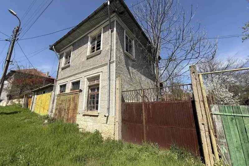 Two-storey house with yard in Tabachka village, Ruse region