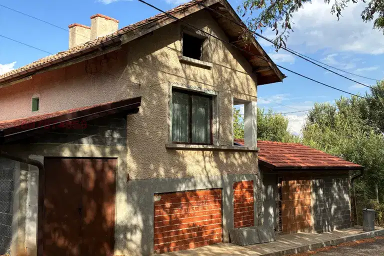 Просторна къща с голям двор в с. Таваличево, област Кюстендил