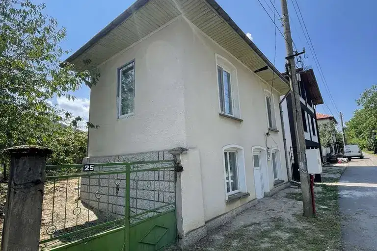 Двуетажна къща с лятна кухня в с. Терзийско, обл. Ловеч