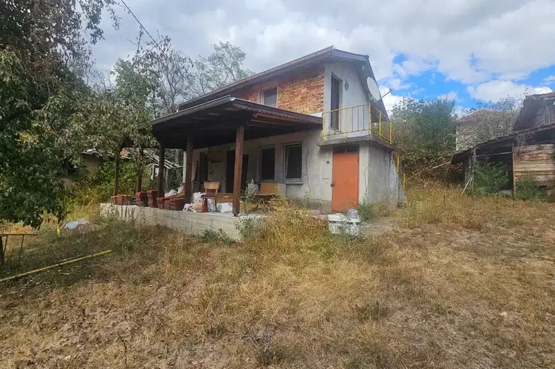 Двуетажна къща с 3 стаи в с. Типченица, област Враца