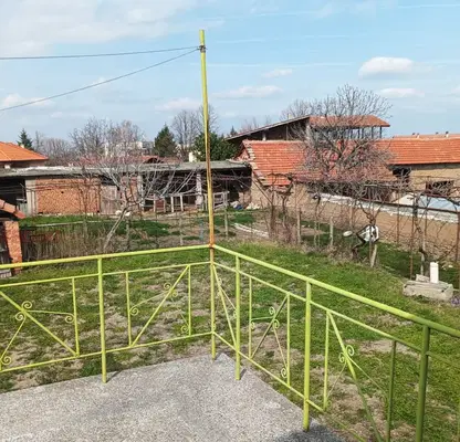 Снимка 3 — Двуетажна къща с 5 стаи в центъра на с. Тополово