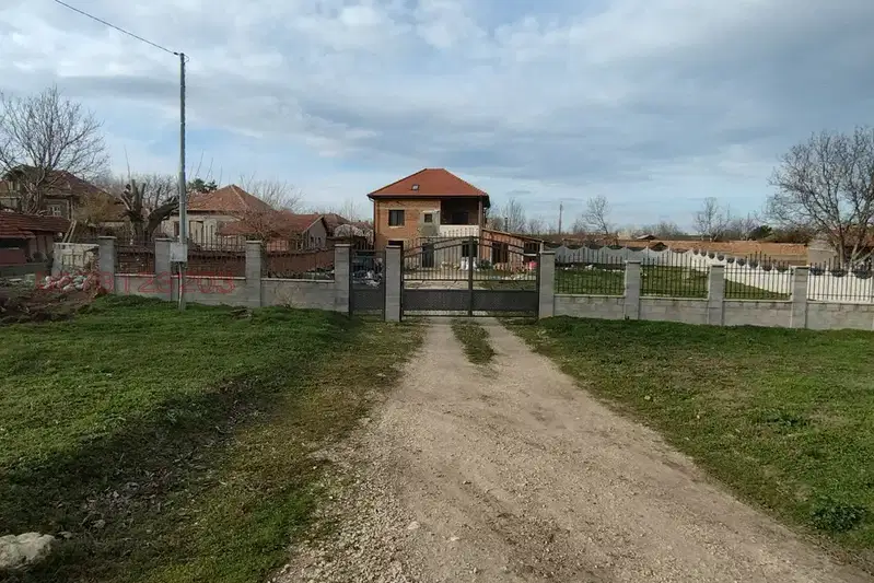Къща с 4 спални и голям двор в с. Тотлебен, област Плевен