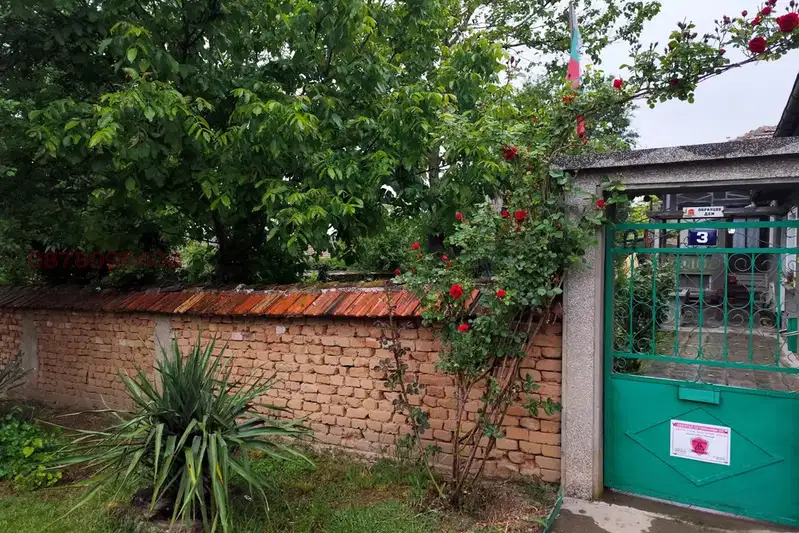 Двуетажна къща с гараж в с. Тотлебен, област Плевен