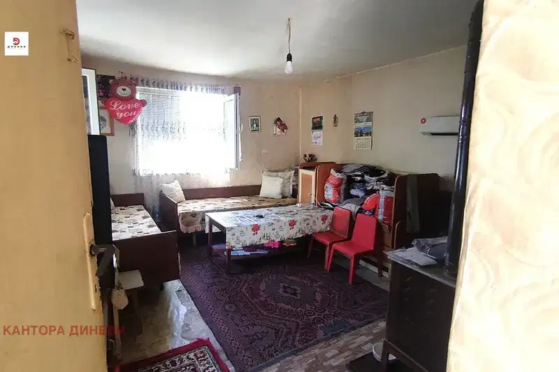 Едноетажна къща с 3 стаи в с. Тракия, област Стара Загора