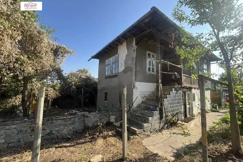 Къща с двор и стопански постройки в с. Търхово, област Габрово
