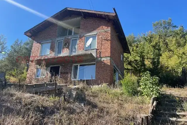 Solid house with 3 bedrooms in the village of Uglyartsi, Pernik region