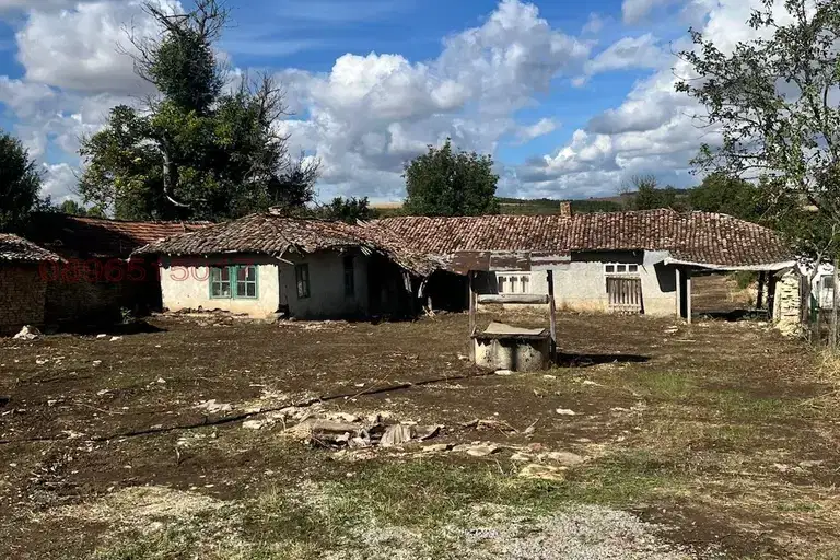 Къща с голям парцел в с. Ушинци, област Разград