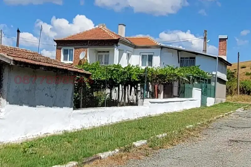 Къща с 13 стаи в с. Венец, област Бургас, дворно място