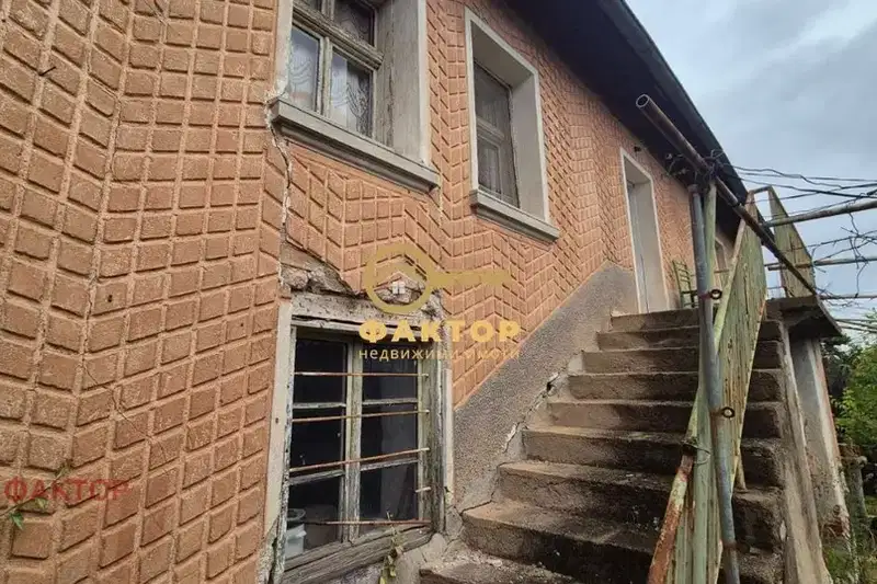 Двуетажна къща с двор в с. Верен, област Стара Загора