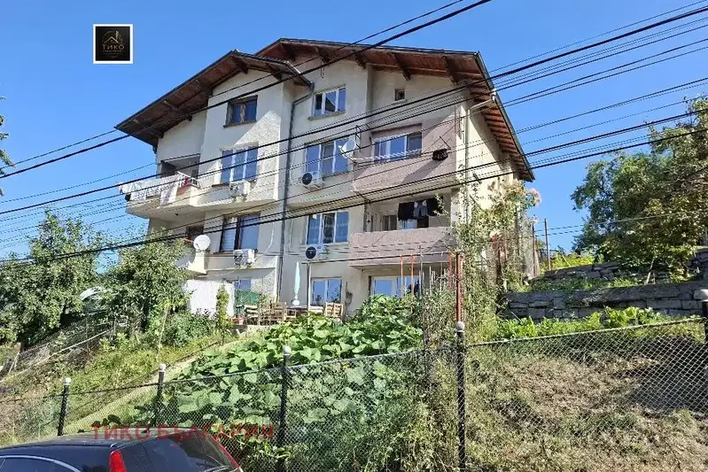 Самостоятелна къща с 5 стаи в с. Владая, София с двор