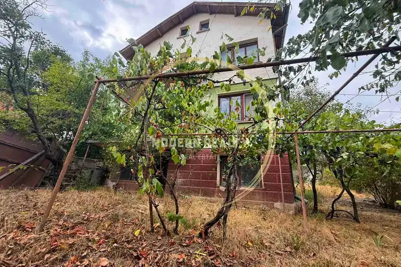 House with 5 bedrooms and garage in Vlado Trichkov village with panoramic view