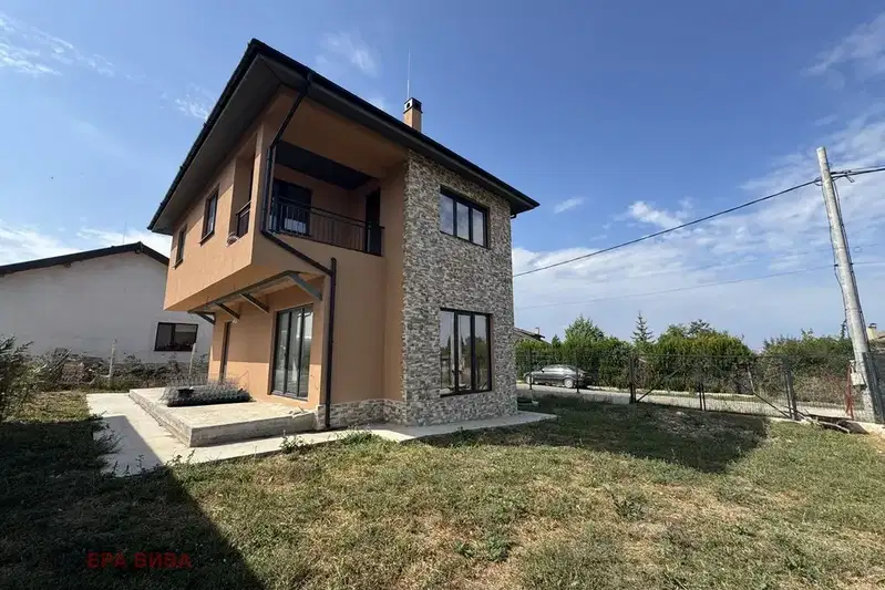 Двуетажна къща с 3 спални в с. Яребична, обл. Варна