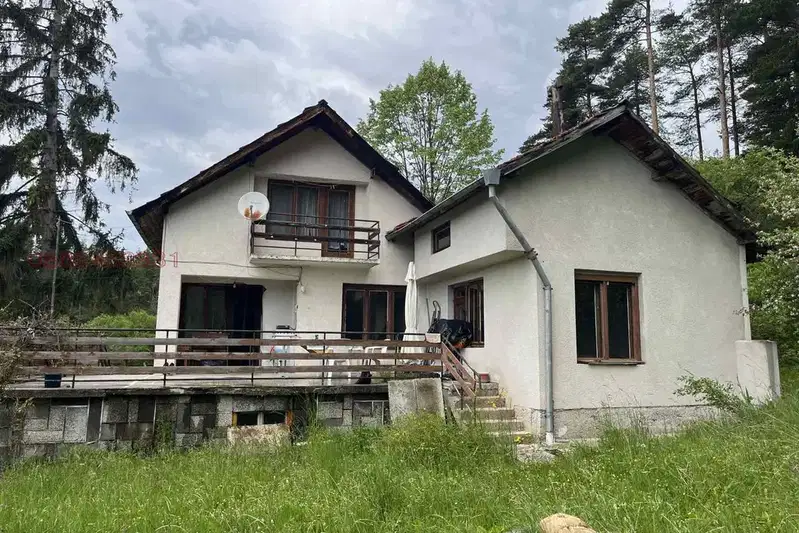 Двуетажна къща с голям двор в с. Ярлово, област София